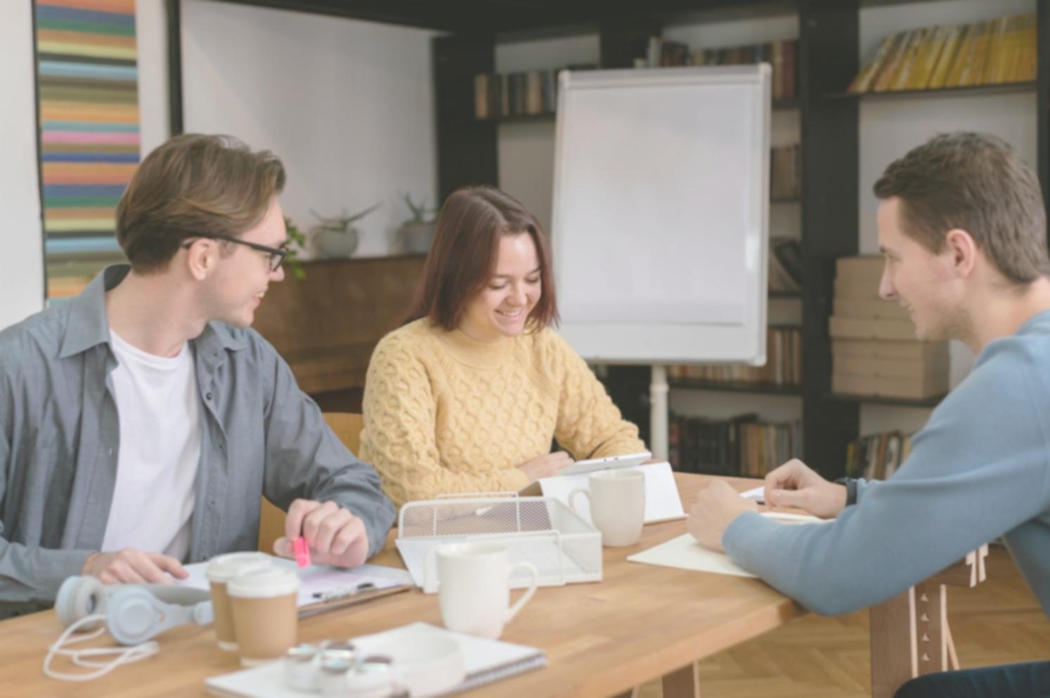 Espacio de trabajo moderno con análisis financieros desplegados en múltiples monitores