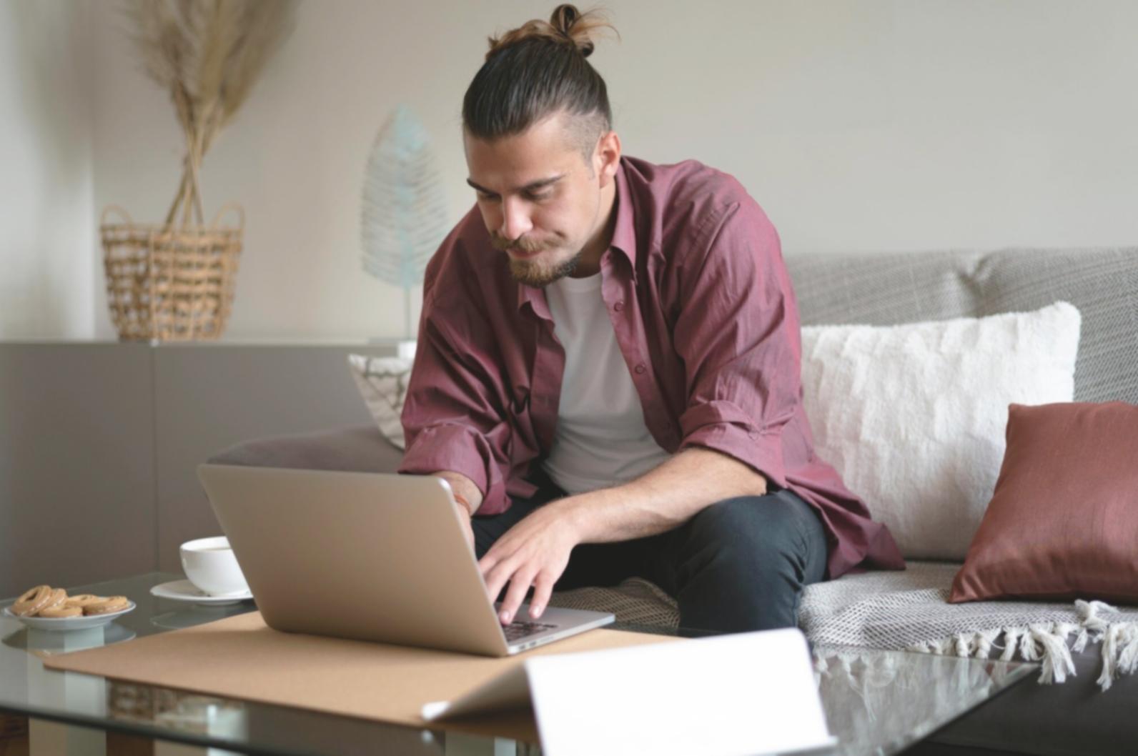 Sesión de trabajo colaborativo analizando datos financieros en pantallas múltiples